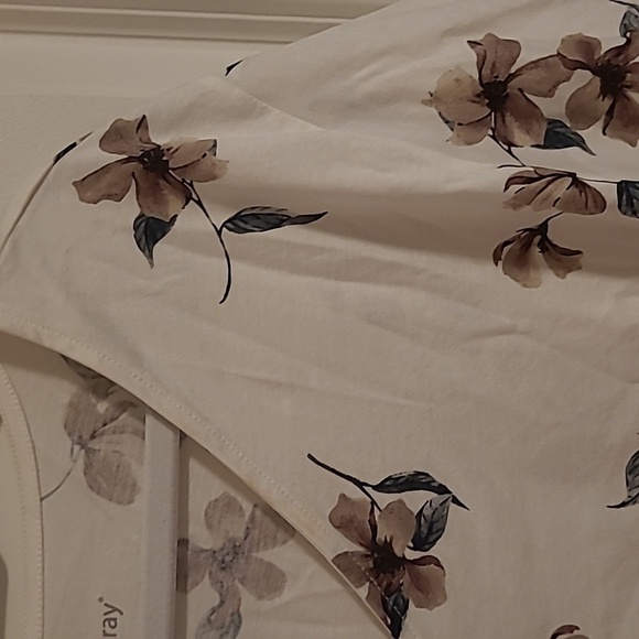 3/$27 Bleu gray floral tee - Picture 2 of 5